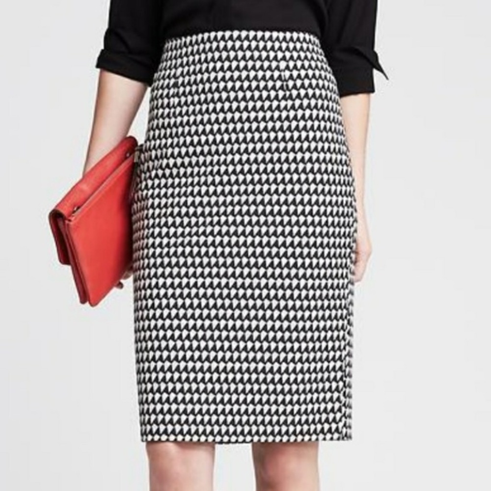 Banana Republic Black and White Geo pattern Skirt